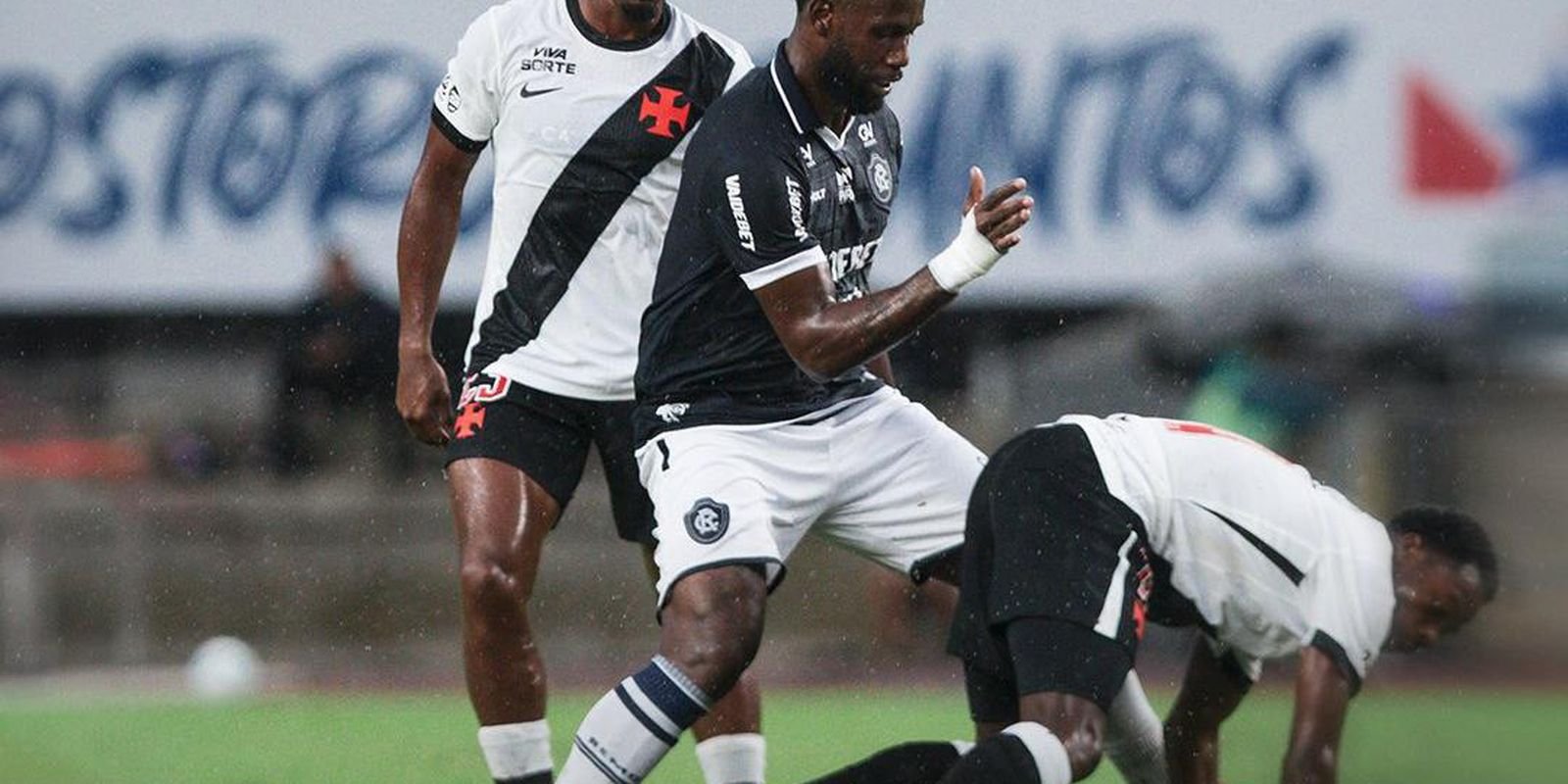 Chuva adia, mas Remo e Vasco empatam em duelo de alto risco pelo Brasileirão no Mangueirão