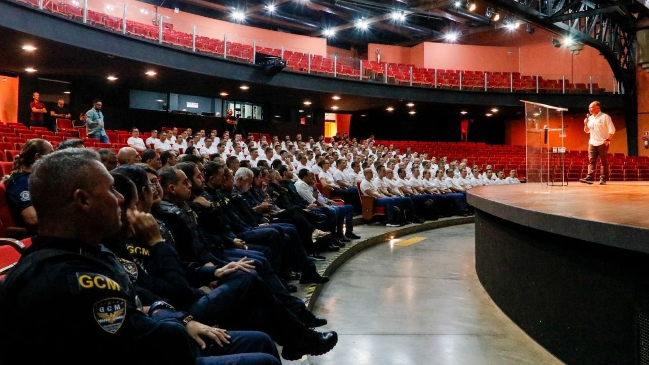 Palestra aborda crise psíquica no Teatro Paulo Moura em Rio Preto