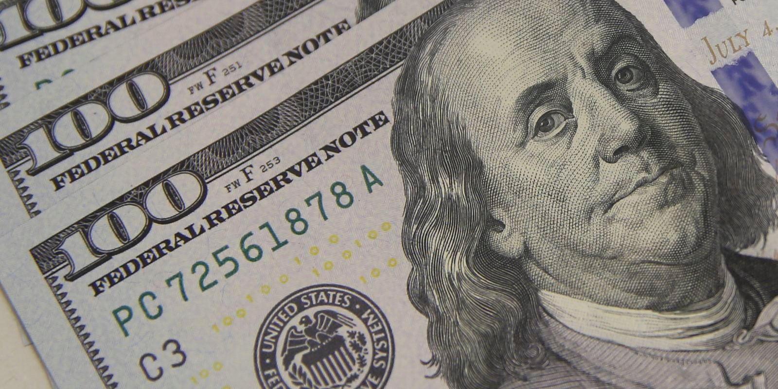 Dólar se aproxima de R$ 5 e bolsa de valores renova recorde com cenário global favorável