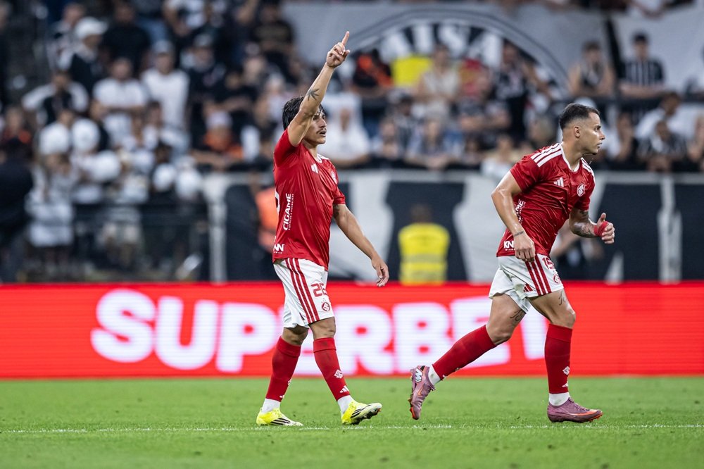 Corinthians aprofunda crise com derrota para o Internacional e amplia jejum de vitórias no Brasileirão