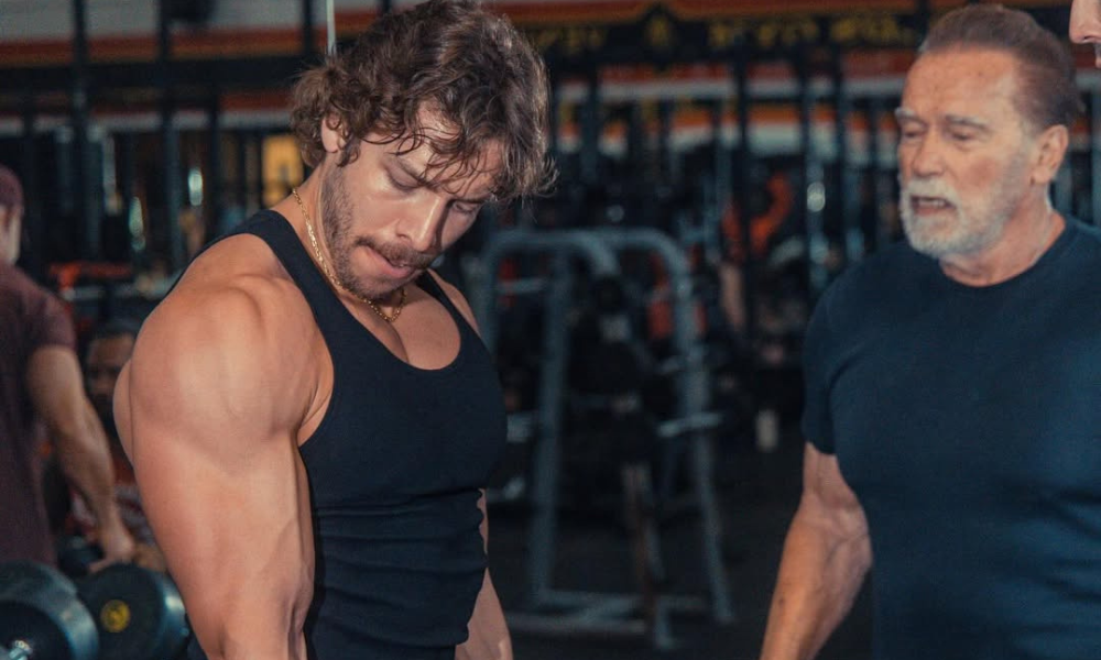 Joseph Baena, filho de Arnold Schwarzenegger, segue os passos do pai e vence torneio de fisiculturismo natural