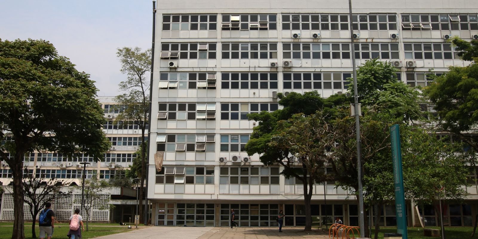 Servidores técnicos e administrativos da USP encerram greve após acordo com reitoria; estudantes mantêm paralisação