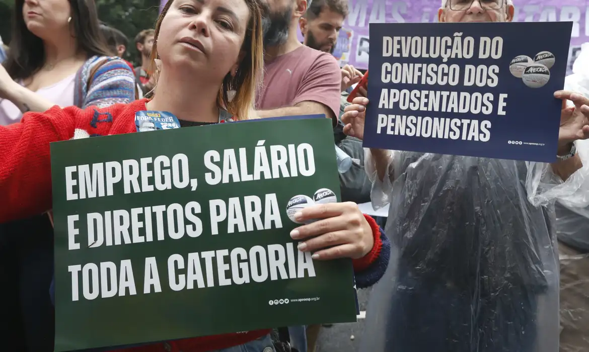 Professores da rede de SP fazem paralisação nesta sexta-feira