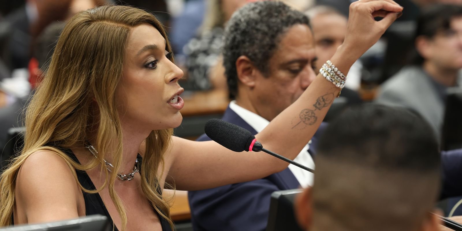 PEC do 6×1: Erika Hilton barra negociação sobre compensações que aumentem a jornada de trabalho