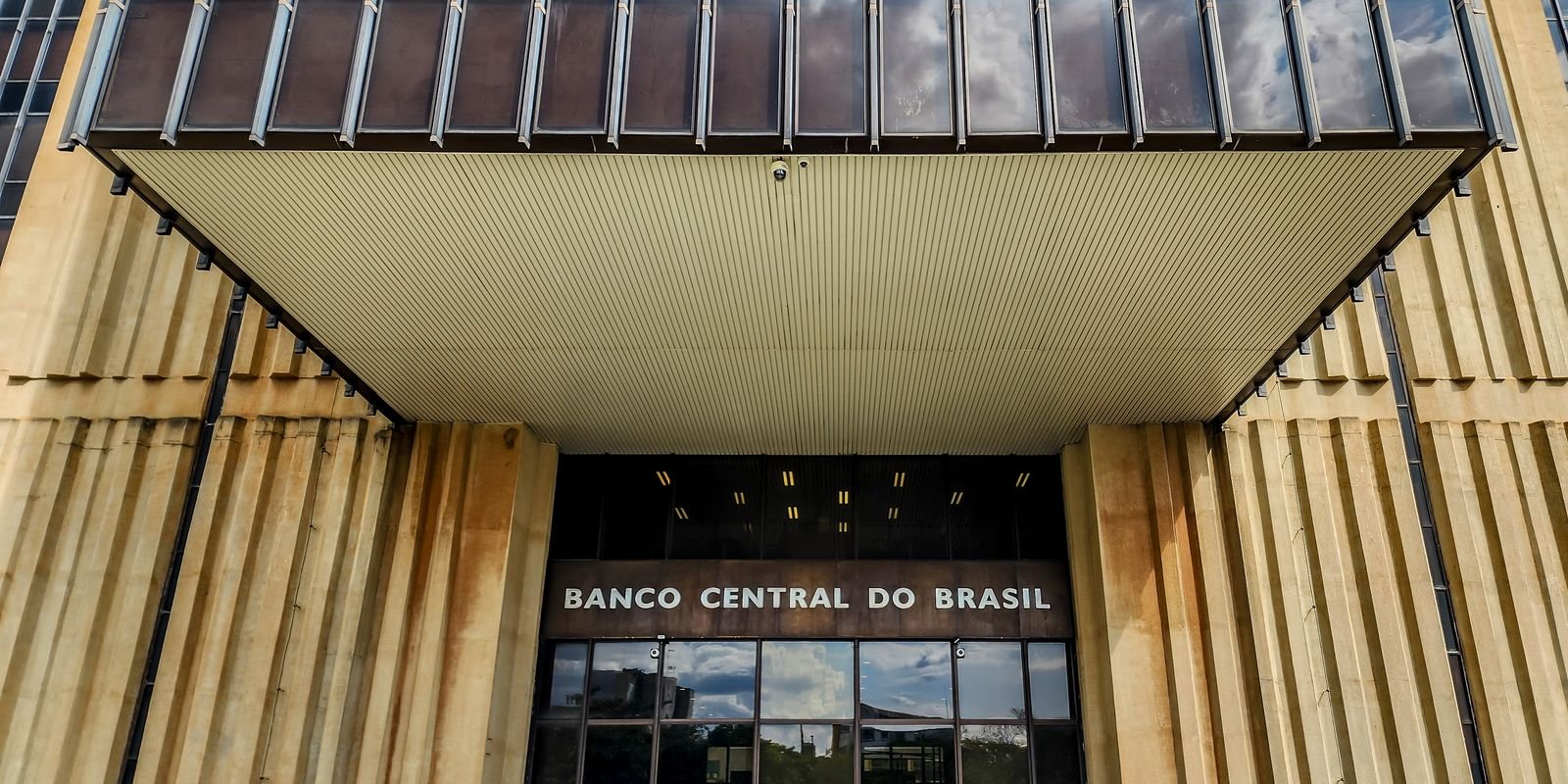Mercado financeiro eleva projeção de inflação para 5,04% em meio a desafios econômicos e geopolíticos