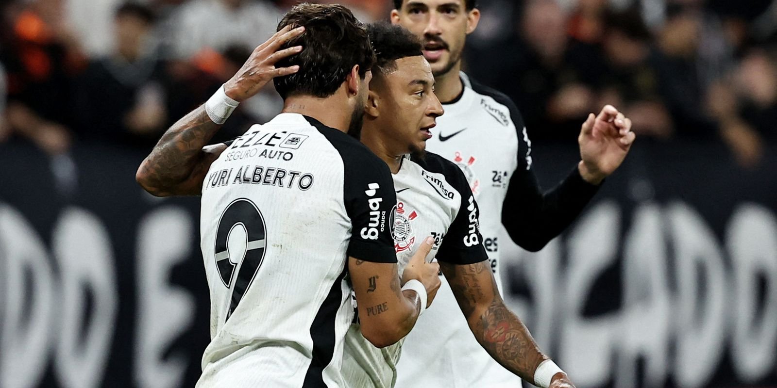 Corinthians mantém 100% de aproveitamento e se aproxima das oitavas na Libertadores; Fluminense se complica