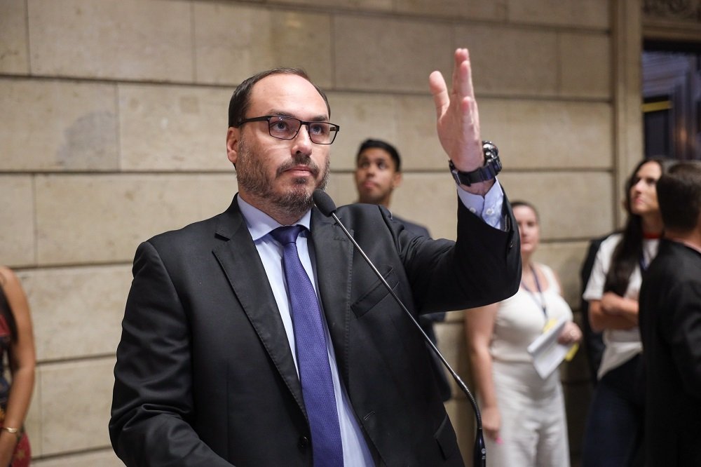 Flávio Bolsonaro consolida candidatura de Carlos ao Senado por Santa Catarina e movimenta cenário político