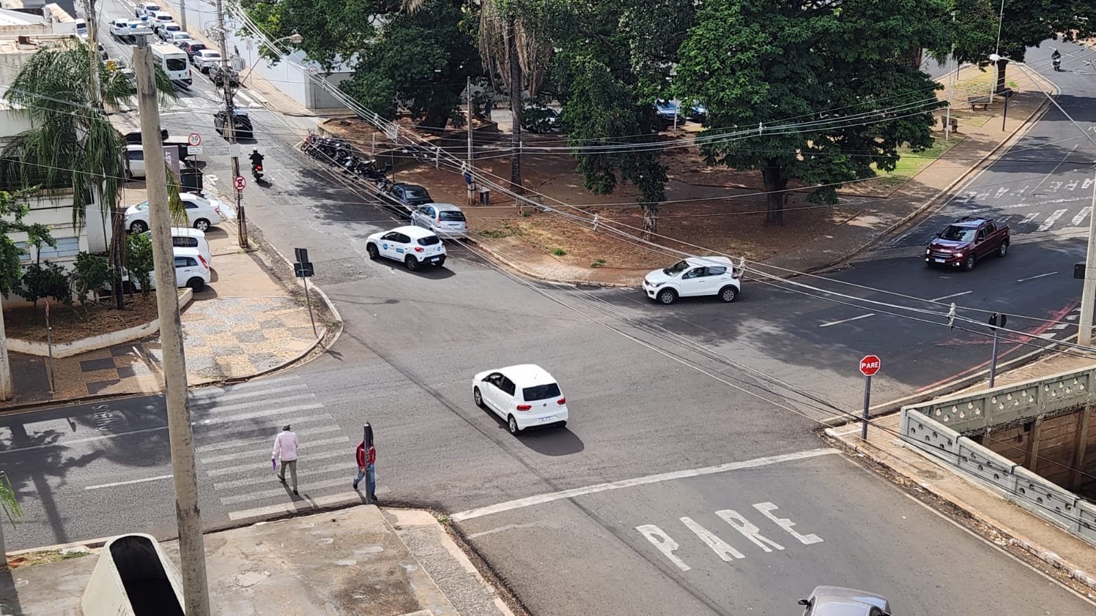 Estudo com câmeras vai avaliar instalação de semáforo em frente ao Terminal Urbano