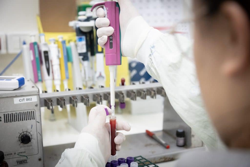 Saúde de São Paulo confirma meningite em paciente sob investigação de Ebola, protocolos mantidos