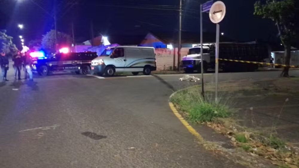 Ônibus escolar atropela e mata idosa em Catanduva