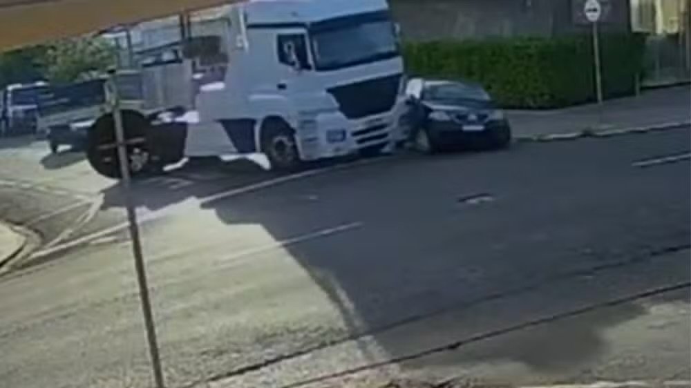 Motorista de caminhão guincho foge da polícia em perseguição, bate em carros e é preso em Rio Preto