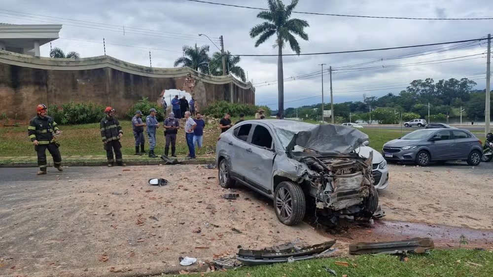 Mãe passa mal ao volante, atravessa muro de condomínio e fica ferida com os dois filhos em Rio Preto