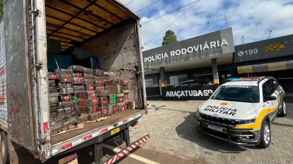 Motorista é preso com 1,7 tonelada de maconha escondida em carga de colchões em caminhão em Penápolis