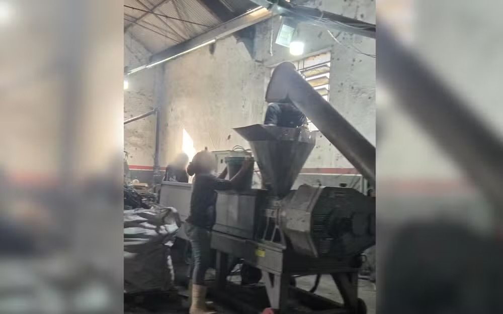 Galpão de materiais recicláveis é lacrado pela 2ª vez por suspeita de ligações clandestinas de água, energia elétrica e irregularidades trabalhistas
