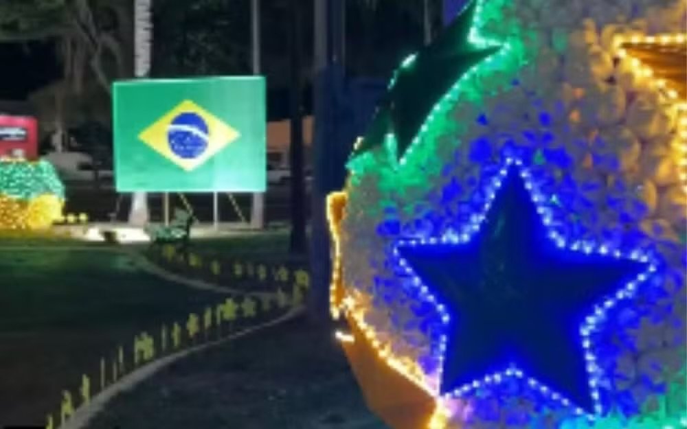 Decoração com mais de 10 mil garrafas pet deixa Santa Fé do Sul no clima para a Copa do Mundo