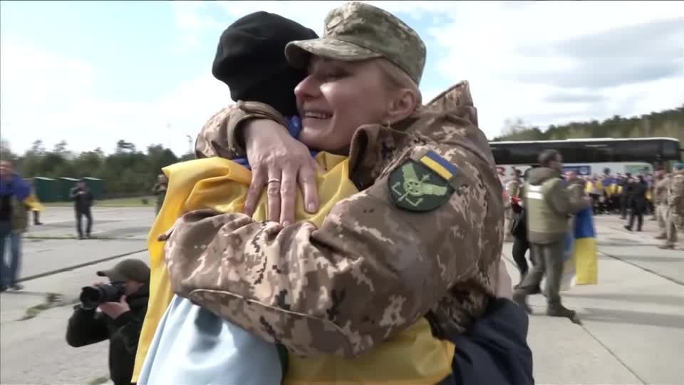 Rússia e Ucrânia realizam troca de prisioneiros de guerra como parte de acordo de cessar-fogo