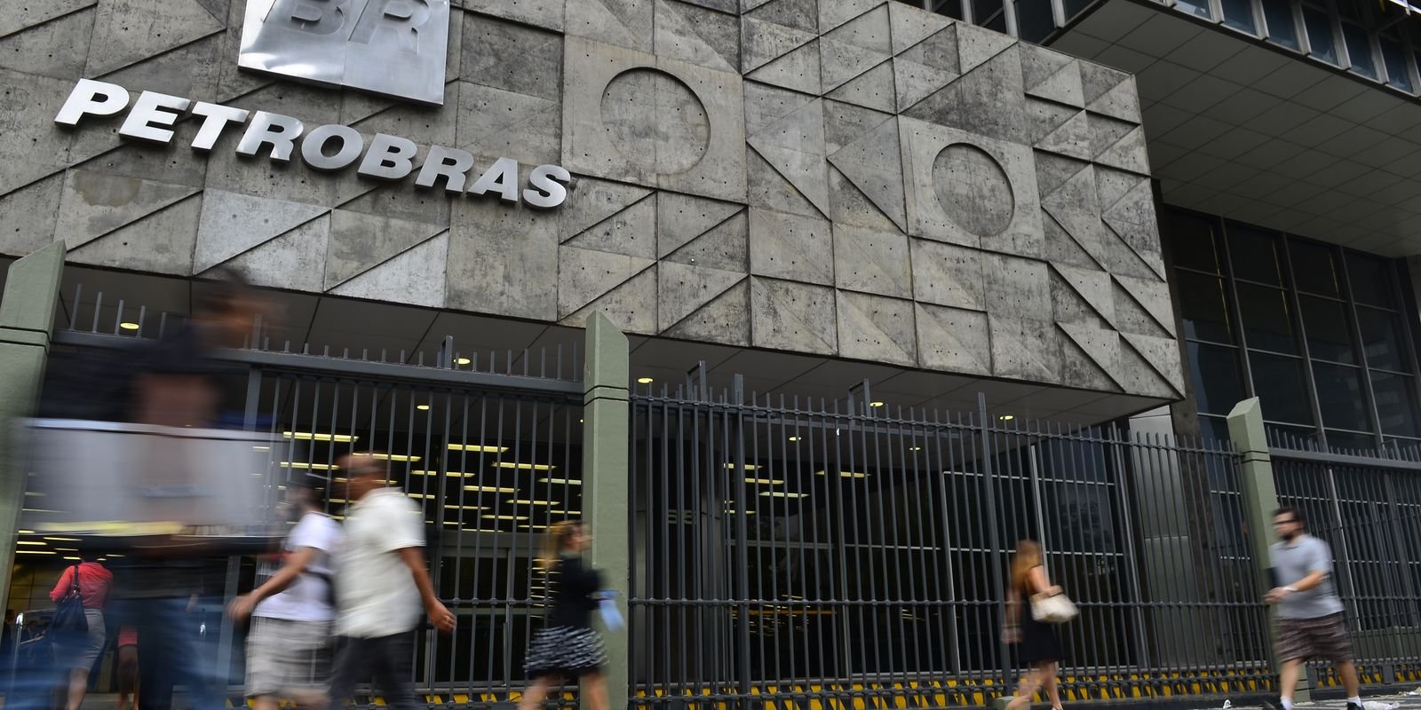 Petrobras eleva em R$ 0,04 o preço da gasolina para distribuidoras; subsídio federal busca atenuar impacto