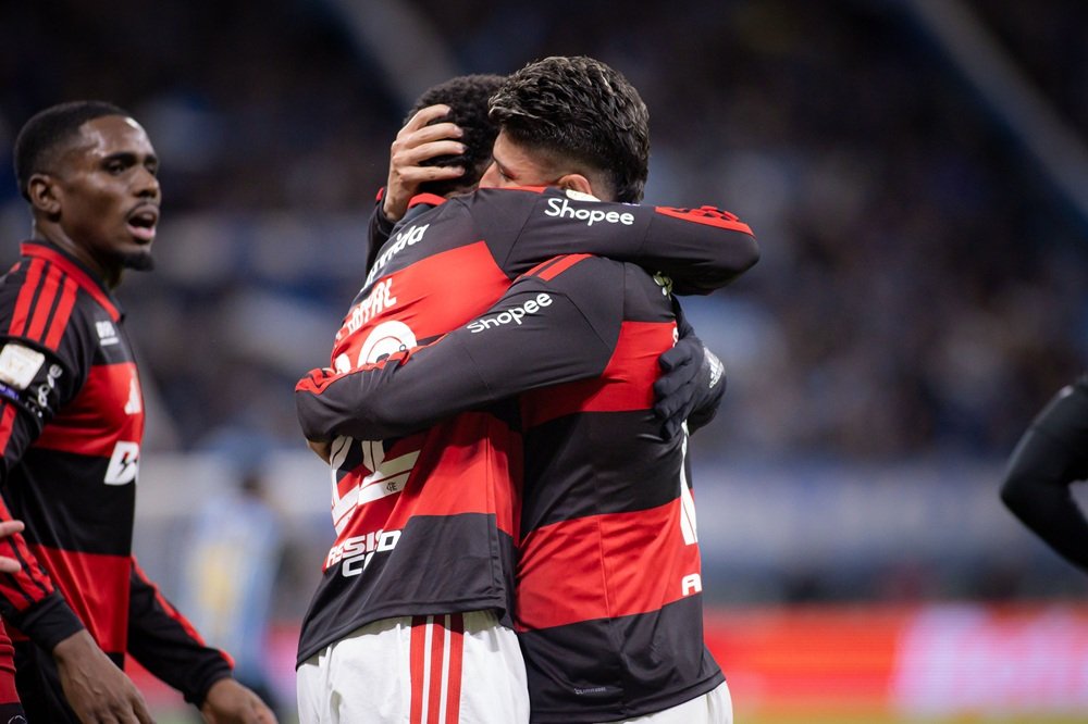 Flamengo impõe derrota ao Grêmio na Arena e acirra briga pela liderança do Brasileirão