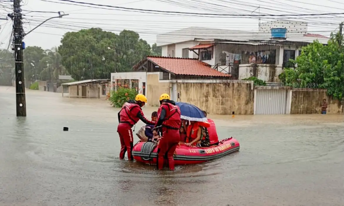 Tempestades em PE deixam quatro mortos e mais de mil desalojados