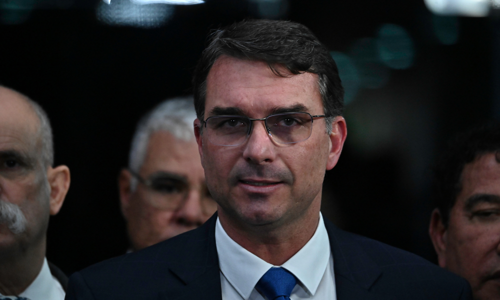 Decisão de Trump sobre PCC e CV repercute na política brasileira, com impactos para Flávio Bolsonaro e aliados de Lula