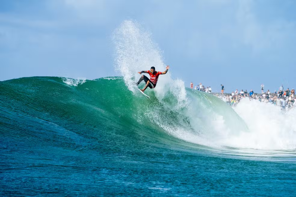 Filipe Toledo brilha em Gold Coast e elimina Gabriel Medina em duelo de gigantes no surfe