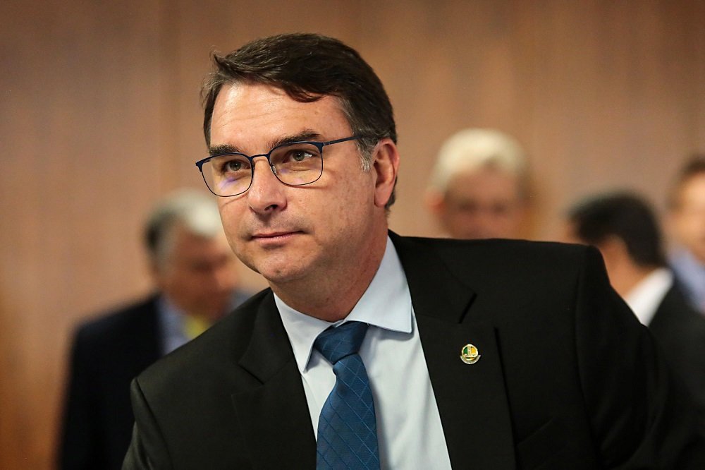 Flávio Bolsonaro critica verba pública em ‘propaganda política’ e defende investimento privado em filme sobre Jair Bolsonaro