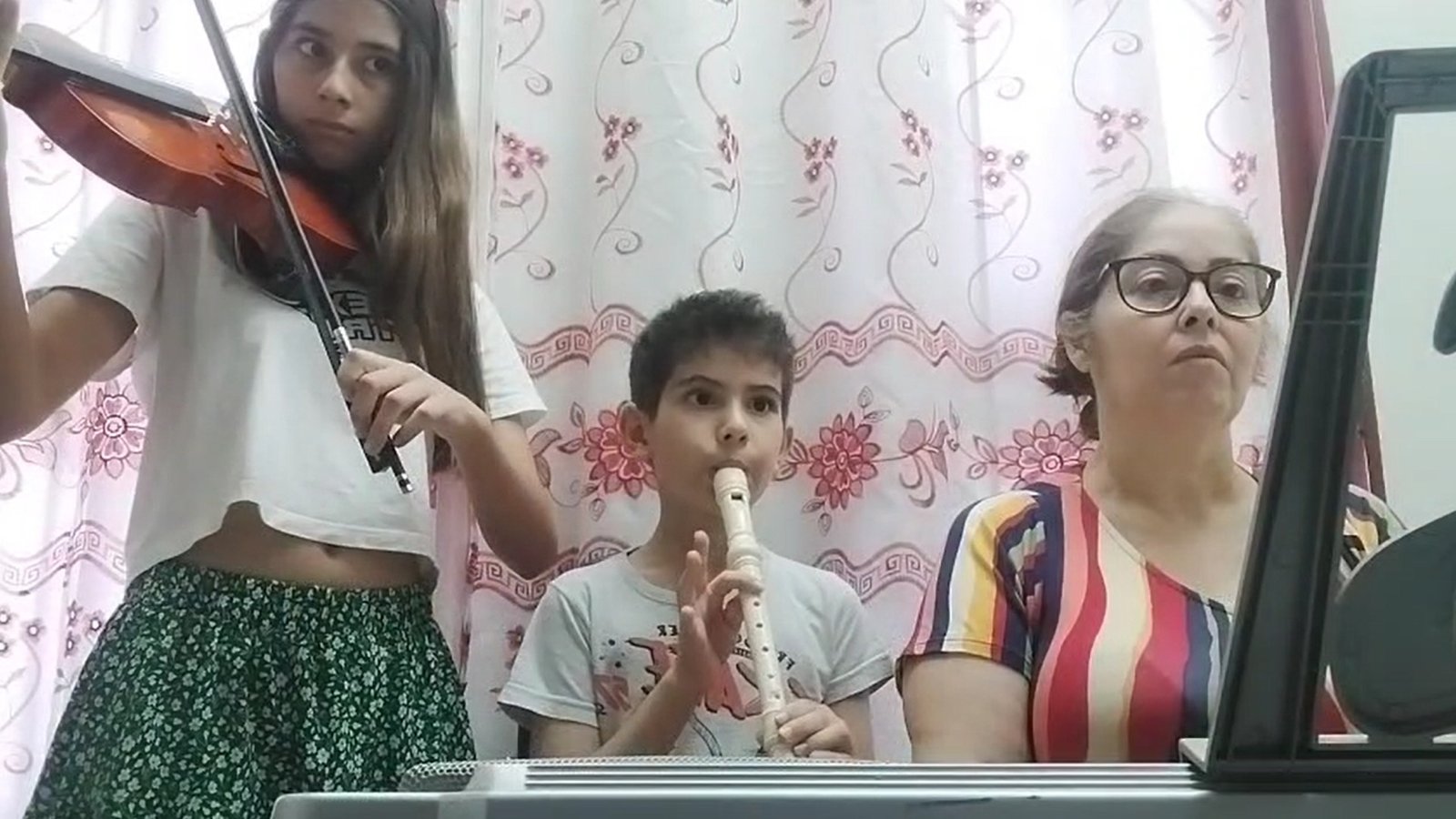 A melodia da superação: como a música uniu mãe e filhos após a batalha contra a infertilidade em Rio Preto