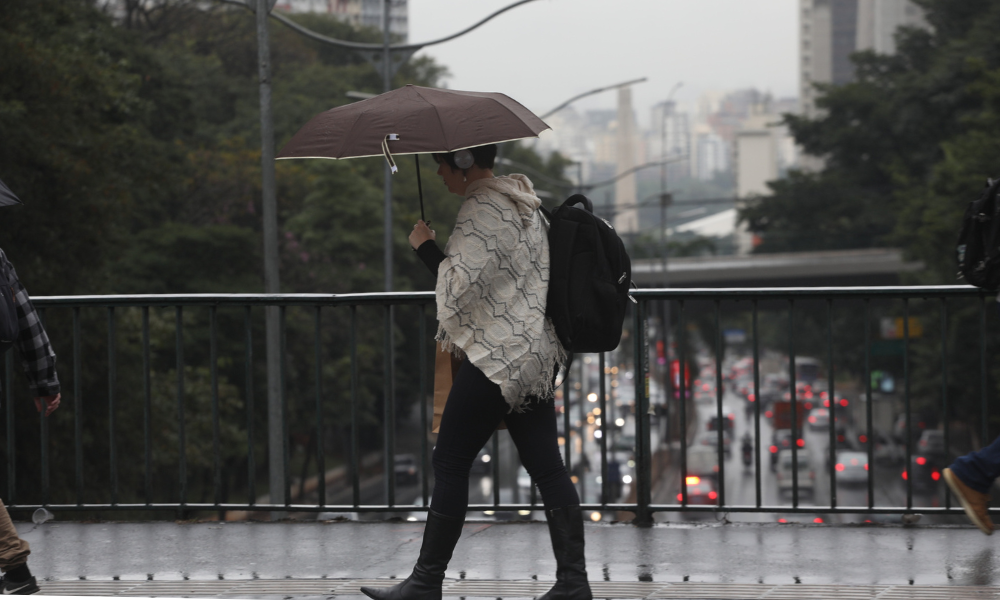 Frente fria avança sobre SP e traz chuva, ventos fortes e queda nas temperaturas