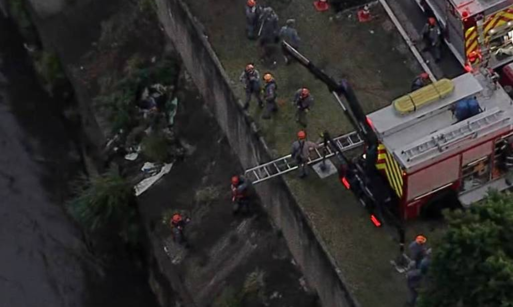 Acidente na Avenida do Estado em SP culmina com carro submerso no Rio Tamanduateí