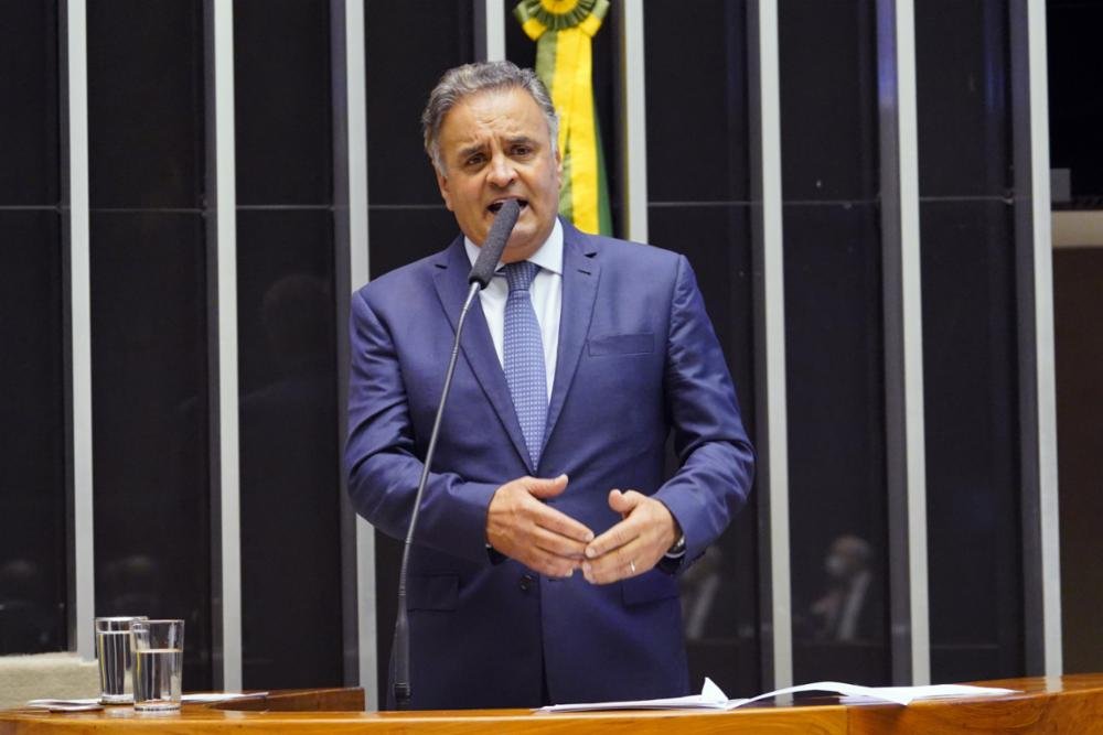 Aécio Neves articula nos bastidores para possível candidatura à Presidência, mirando alternativa à polarização