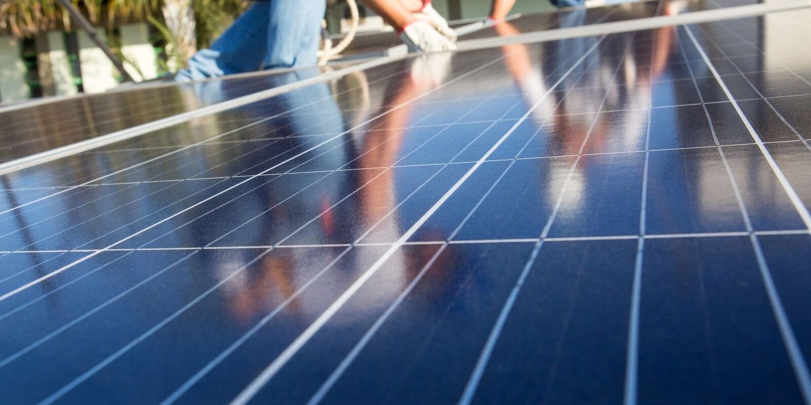 O Marco dos R$ 300 Bilhões da Energia Solar no Brasil e os Ventos Contrários do Setor