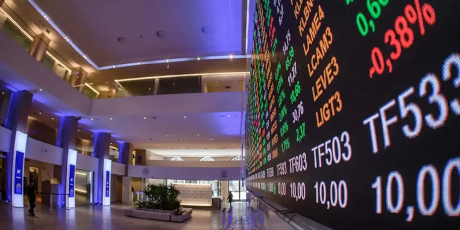 Bolsa brasileira recua ao menor patamar desde janeiro, pressionada por exterior e incertezas políticas