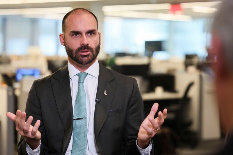 Eduardo Bolsonaro cobra agilidade da campanha de Flávio em meio à polêmica de áudios com ex-banqueiro