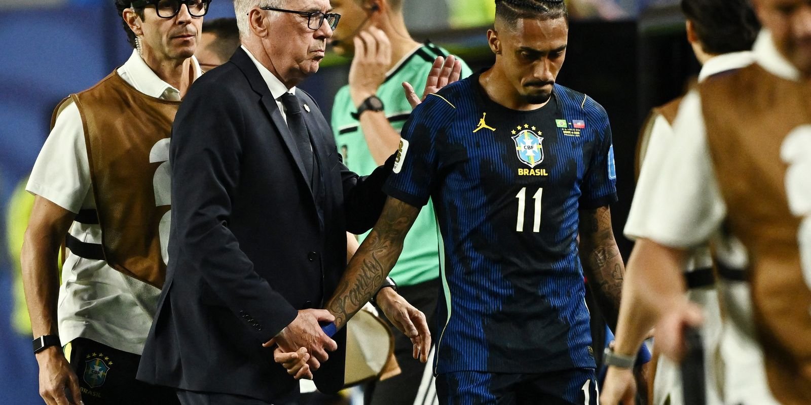 Lesão de Raphinha é confirmada pela CBF; incerteza paira sobre futuro do atacante na Seleção Brasileira