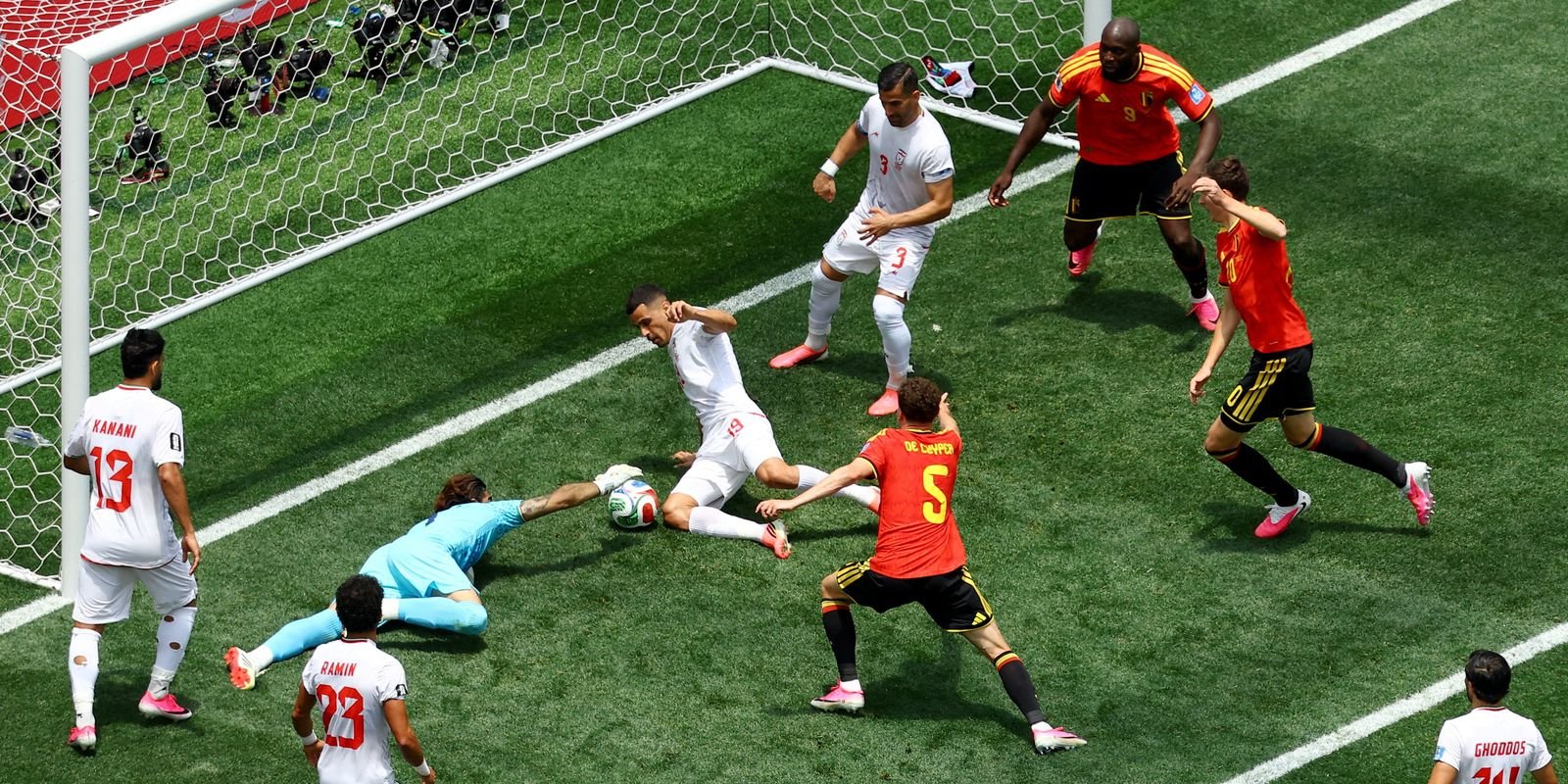 Defesa iraniana brilha e segura empate sem gols contra a Bélgica na Copa, embaralhando o Grupo G