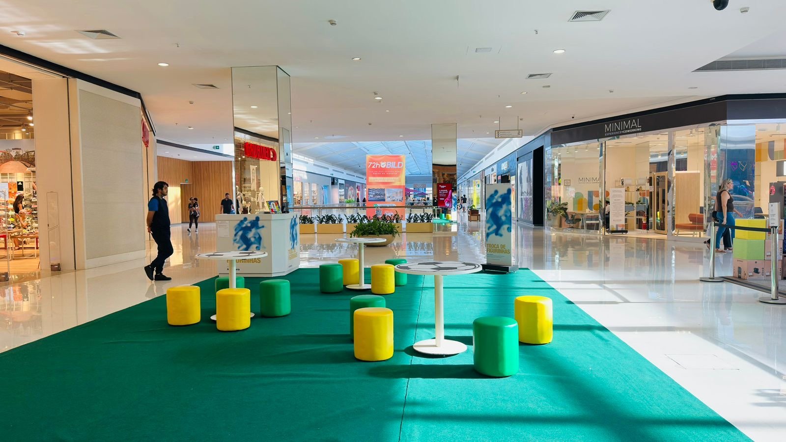 Shoppings de Rio Preto montam espaços para troca de figurinhas do álbum da Copa