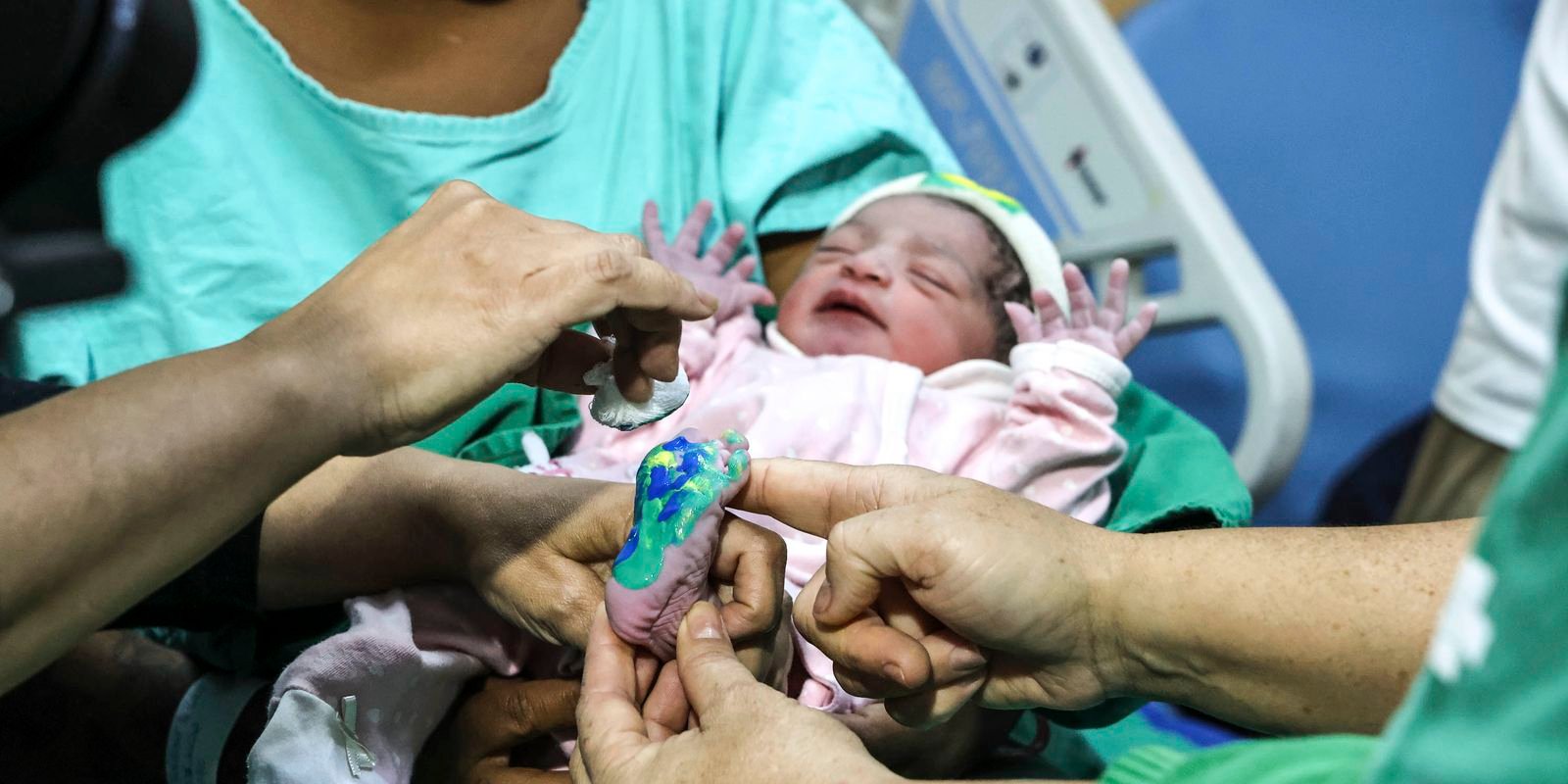 A Copa que Acolhe: Maternidades e Hospitais do Rio Levam Alegria a Bebês e Crianças Internadas