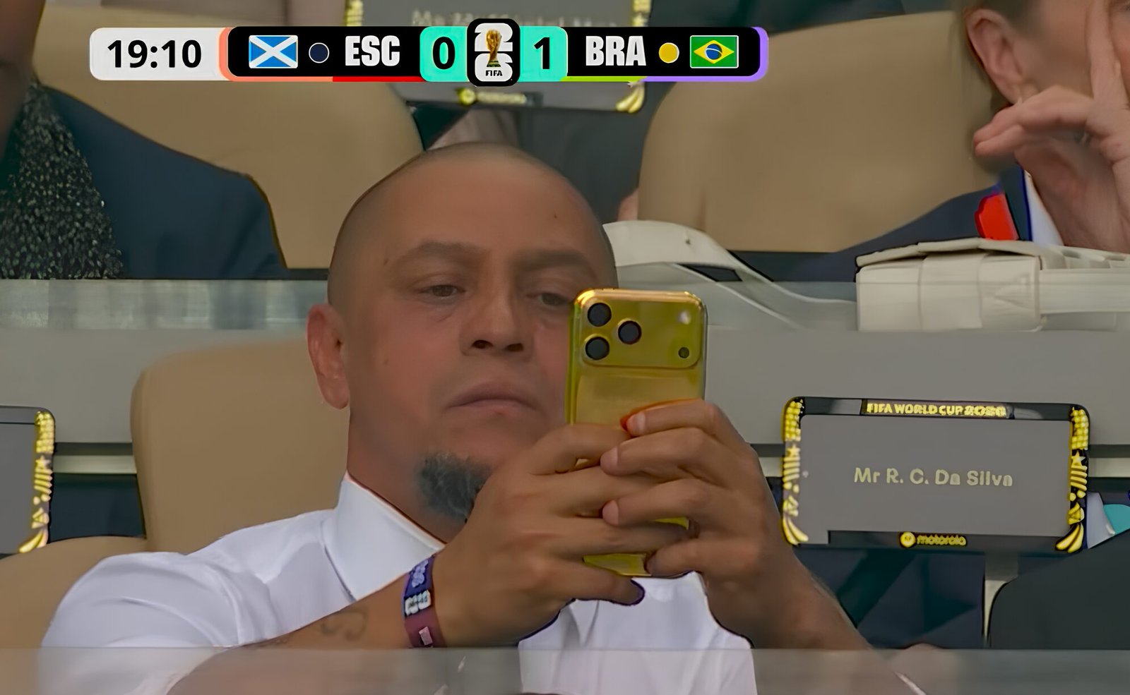 O que o iPhone de Ouro de Roberto Carlos revela sobre o Brasil