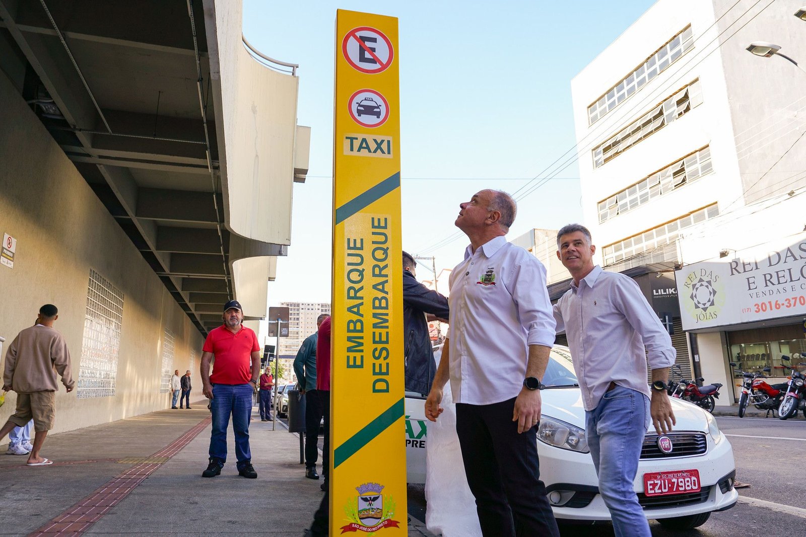 Prefeitura implanta totens de embarque/desembarque para motoristas de App e táxis