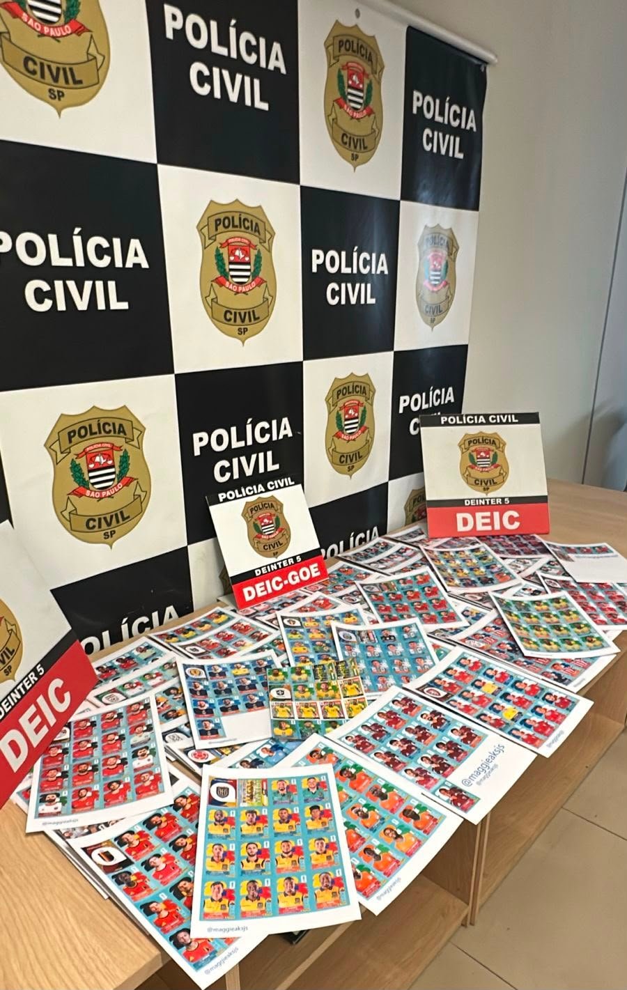 DEIC apreende figurinhas falsificadas da Copa do Mundo em gráfica de Rio Preto