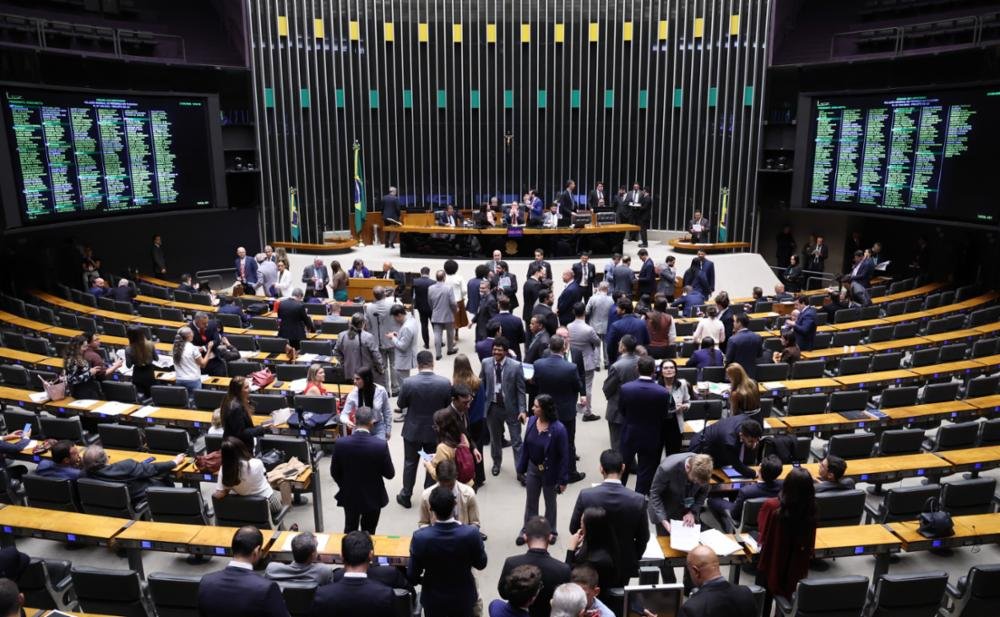 PoderData: Desaprovação da Câmara dos Deputados chega a 48%, e Senado não fica muito atrás