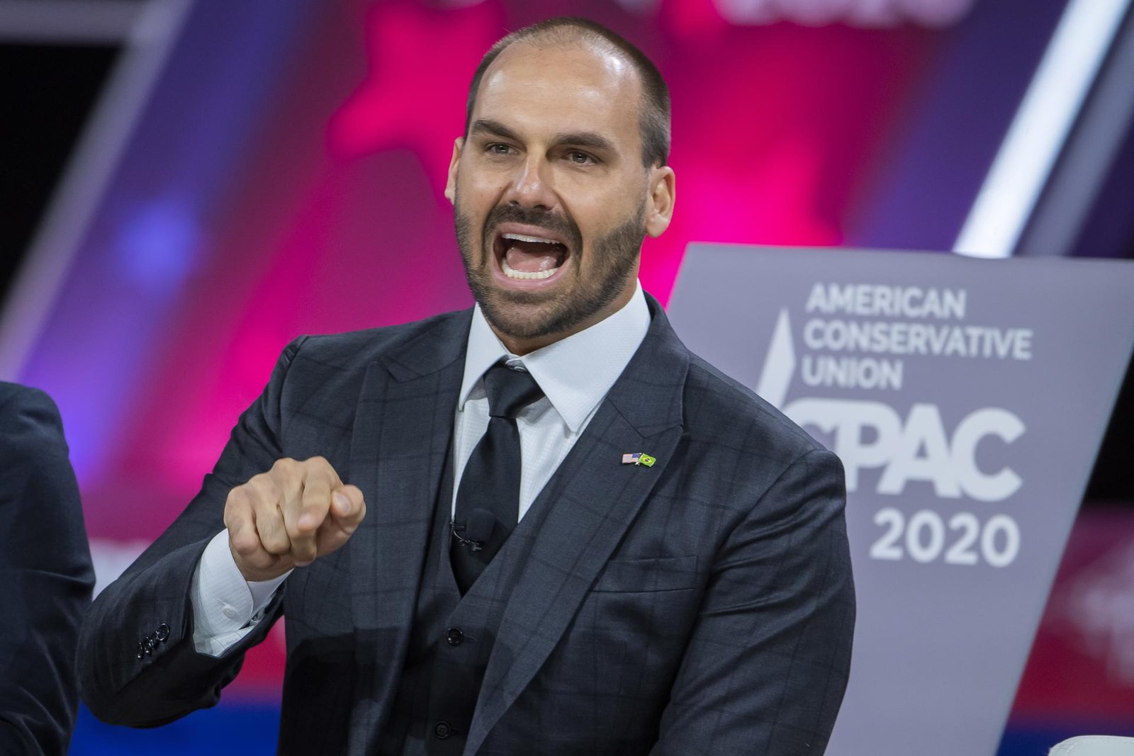 Eduardo Bolsonaro Esclarece: Nega Sugestão de Substituir Pix por Zelle e Acusa Imprensa de Distorção