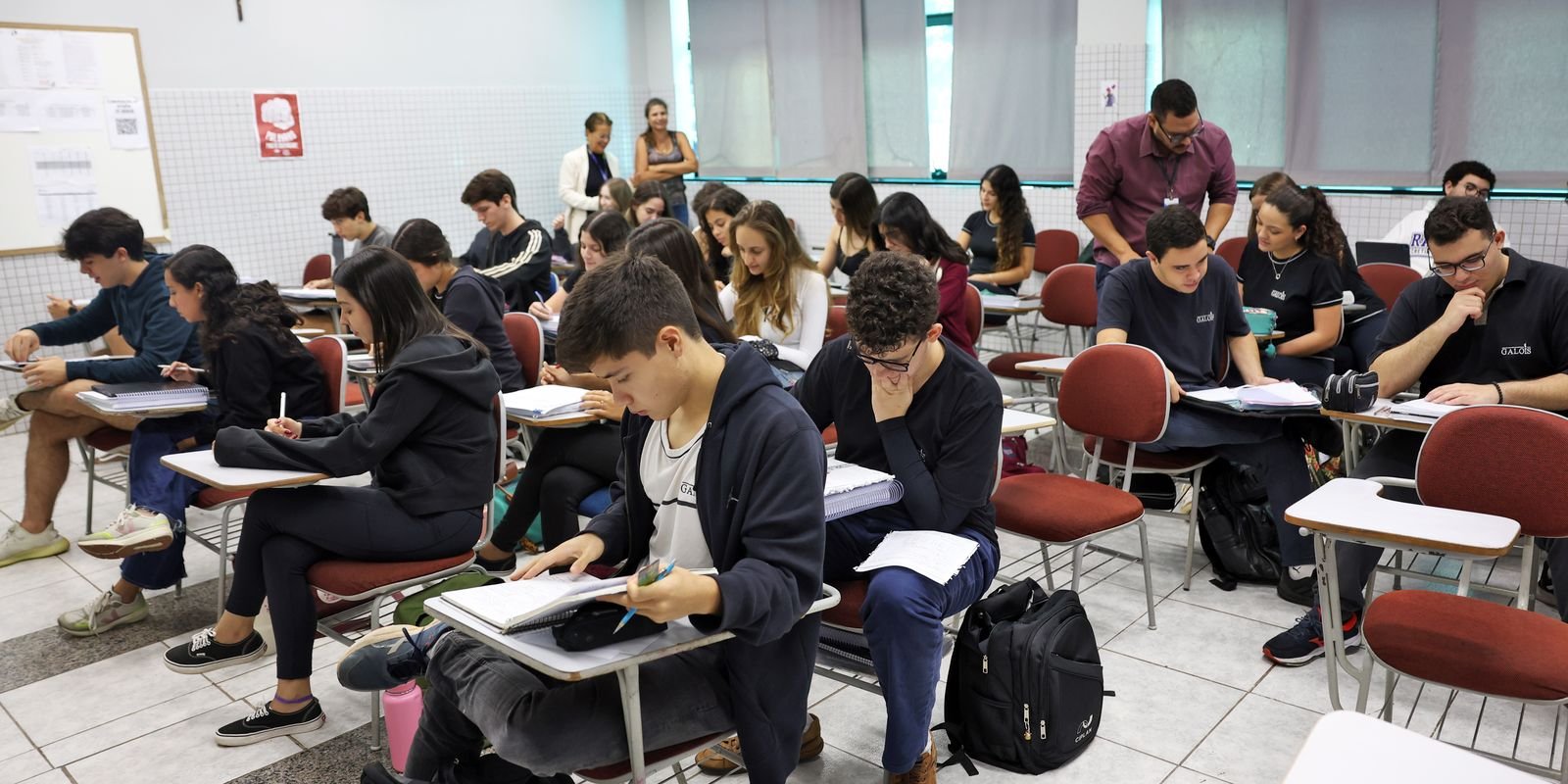 Educação financeira, fiscal e previdenciária no currículo escolar: Senado aprova projeto para uma nova geração de cidadãos