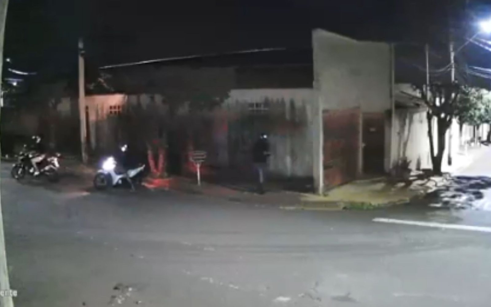 Homens são flagrados atirando contra muro de casa em Andradina; vídeo