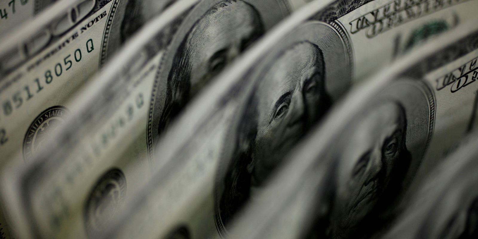 Dólar atinge R$ 5,11 e bolsa se mantém estável em meio a tensões globais
