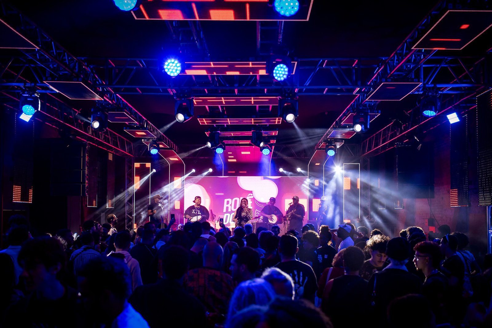 Rolê do FIT: a história do bar noturno gratuito que movimenta o Festival Internacional de Teatro