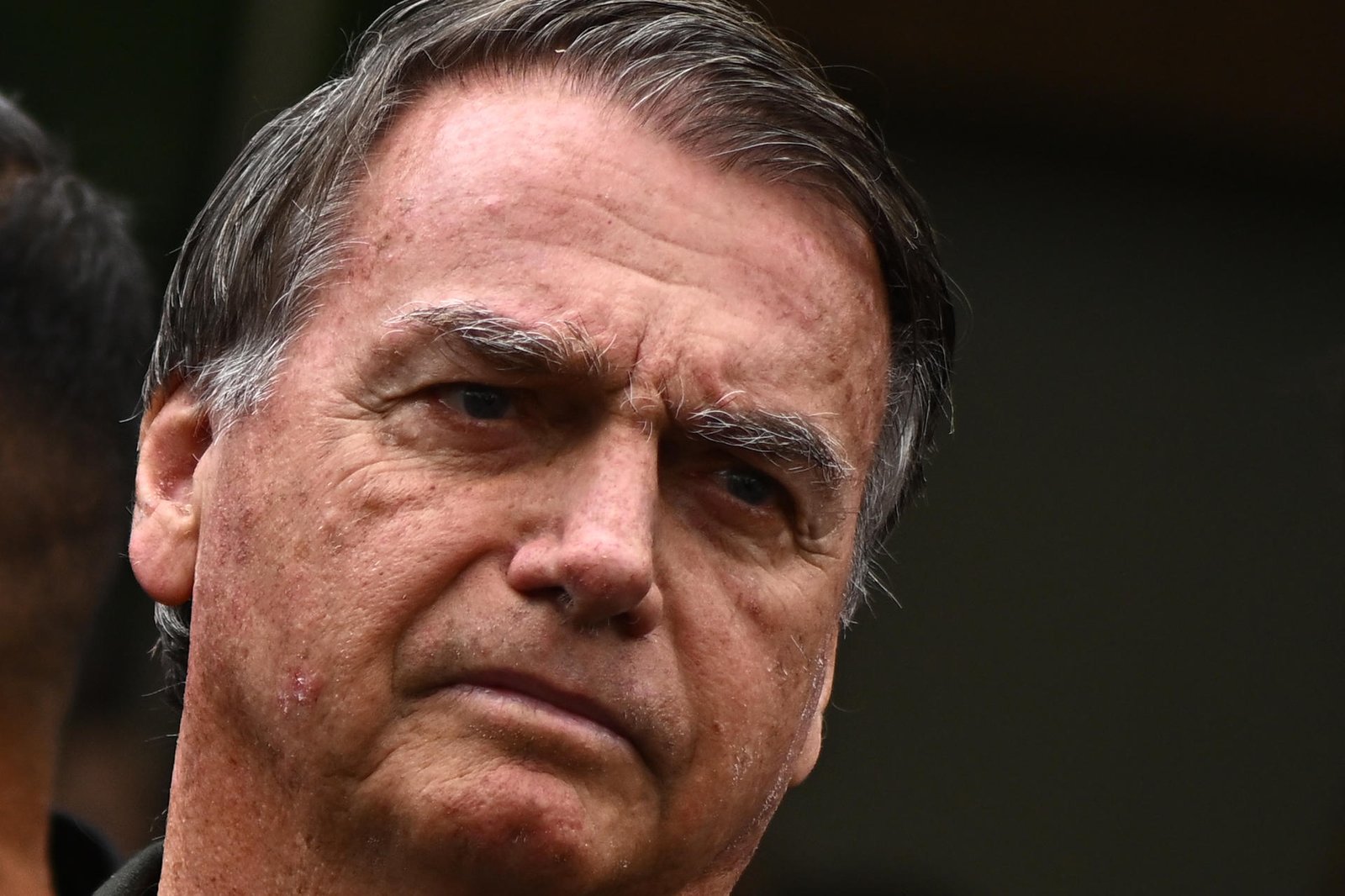Moraes mantém medidas restritivas a Bolsonaro e autoriza devolução de armas