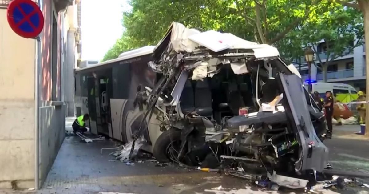 Acidente de ônibus em Lleida, Espanha, deixa dezenas de feridos e mobiliza equipes de emergência