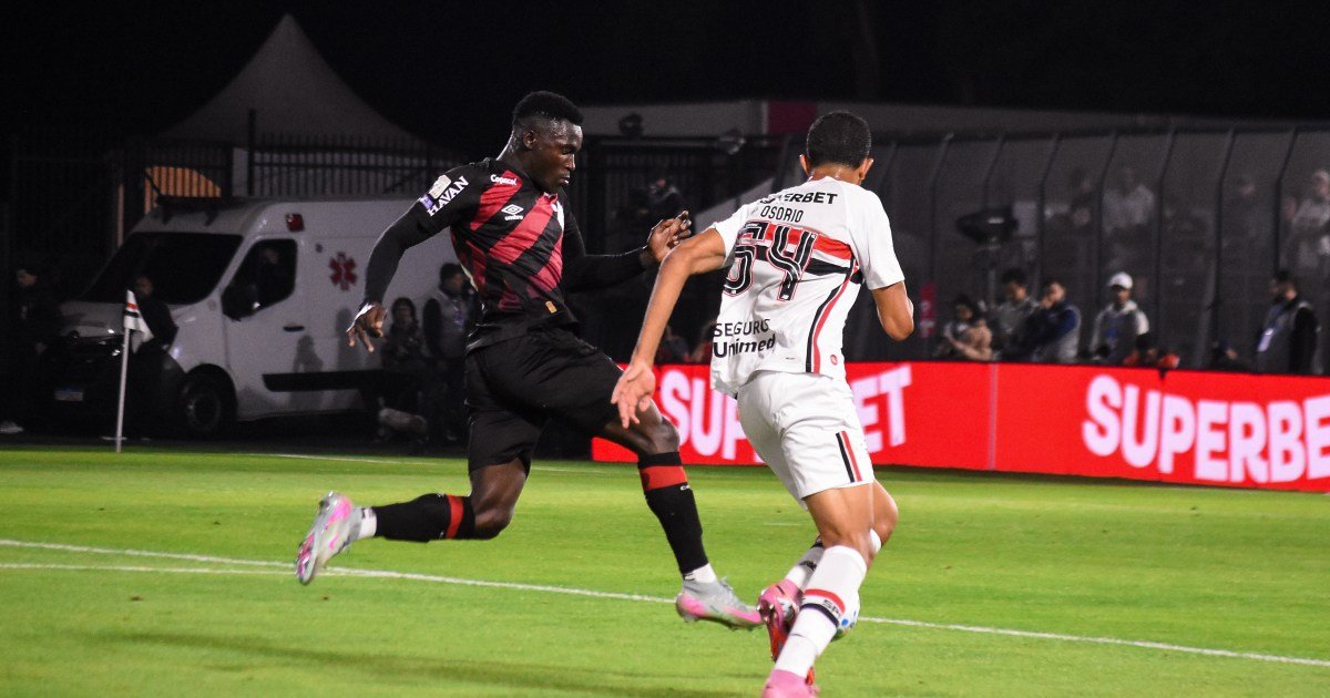 São Paulo marca, mas sofre virada do Athletico-PR no retorno do Brasileirão