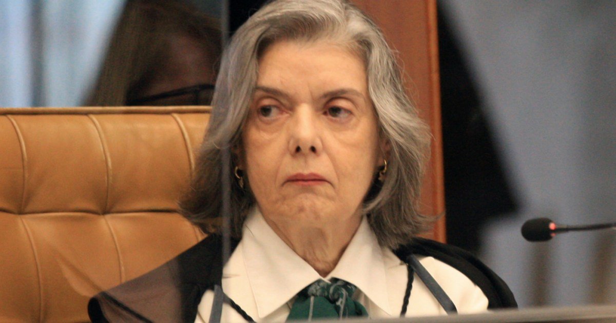 Democracia brasileira deve ser fortalecida sem interferências externas, diz Cármen Lúcia